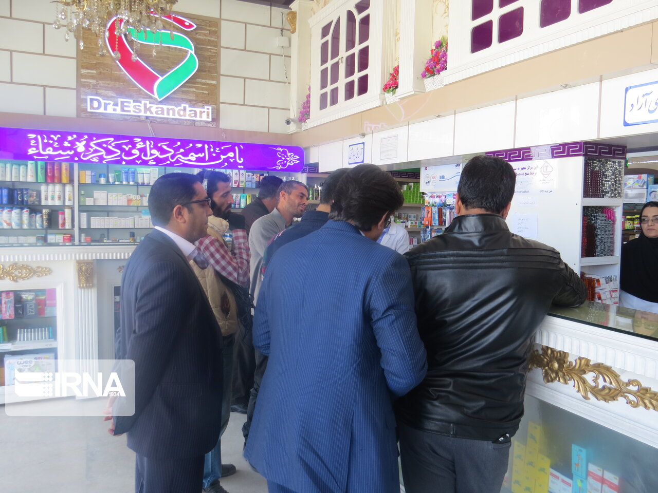 مواد ضدعفونی‌کننده و دارویی از طریق داروخانه‌ها بدست مردم می‌رسد