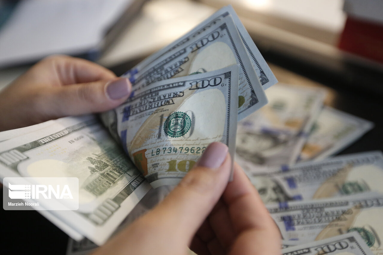 آغاز عقب‌نشینی قیمت دلار در بازار