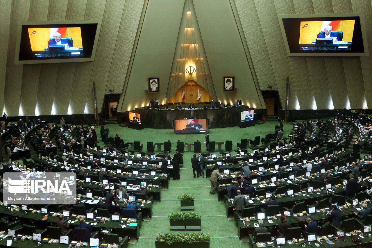 کلیات لایحه افزایش سهم شرکت‌های دولتی در بورس تصویب شد