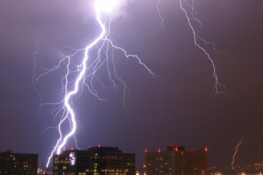 رعد و برق در آسمان 11 استان