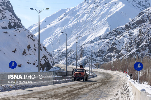 بارش برف جاده چالوس و آزادراه تهران - شمال را بست